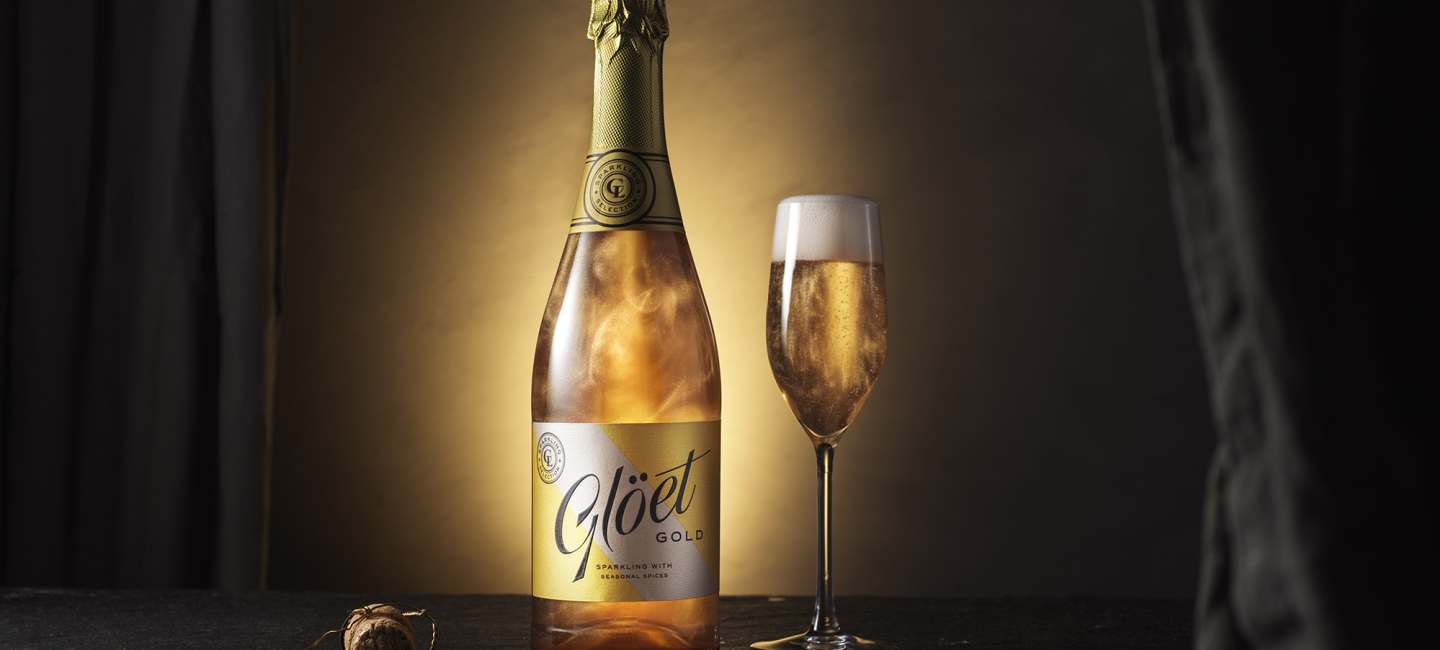 Gloet_Gold_glogikuohuviinipullo_ja_lasi