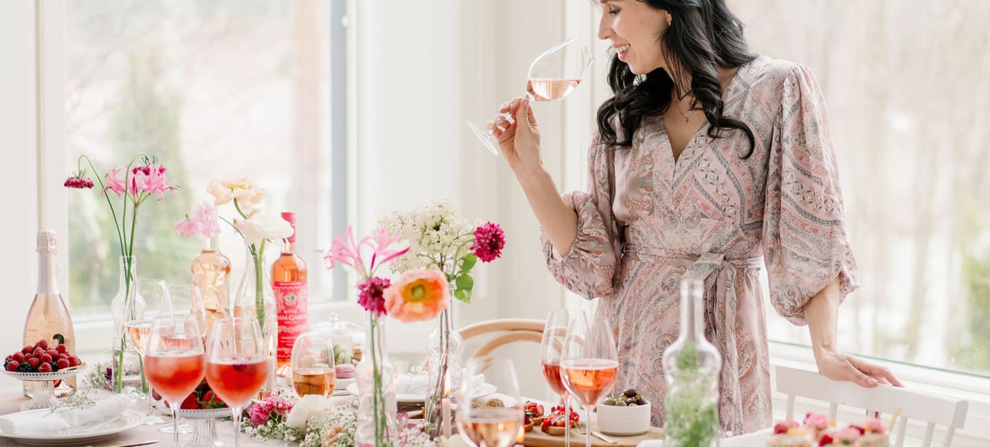 Roseenpunaiset vinkit kesän juhliin Anni Paakkunainen