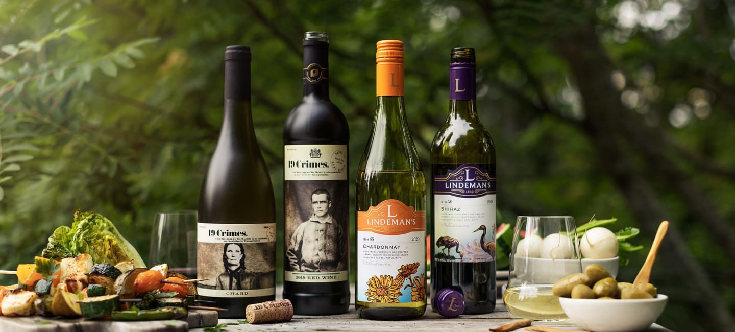 19 crimes ja lindemans viinejä pöydällä