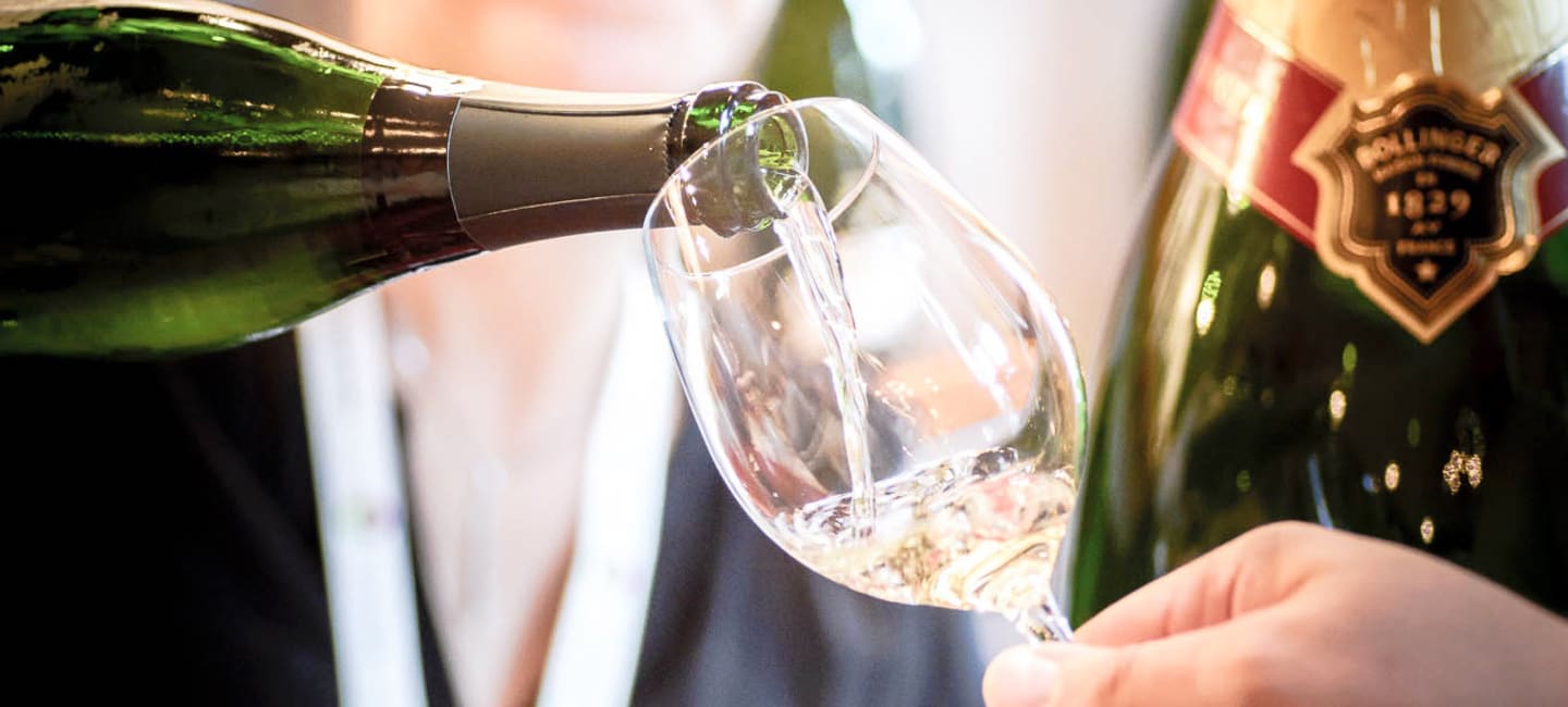 bollinger_samppanjaa_kaadetaan_lasiin