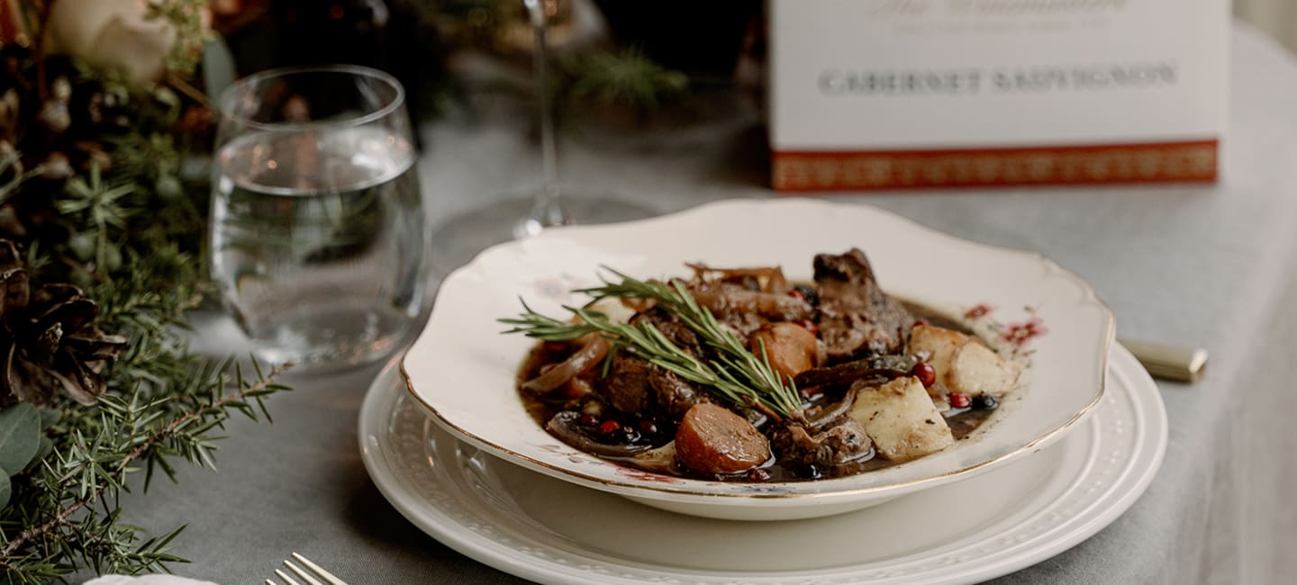 Rosmariinilla ja katajanmarjalla maustettu poron Osso Bucco pata