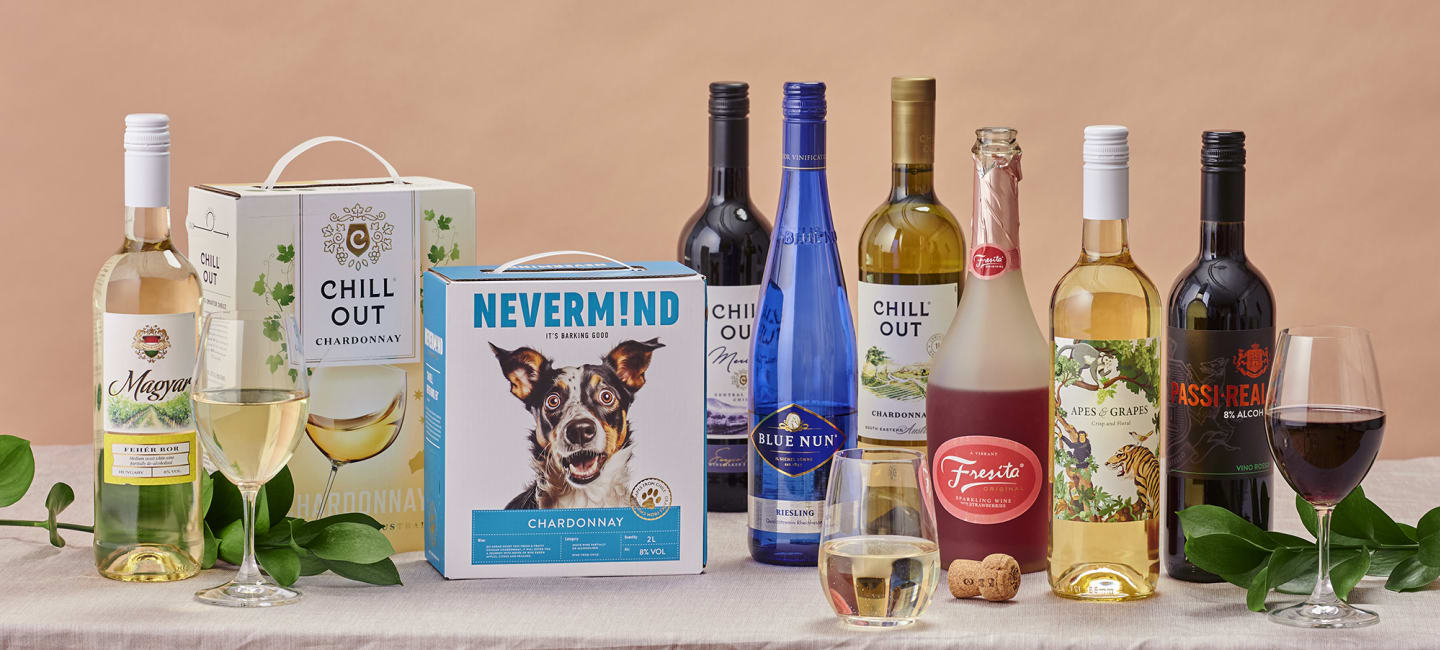 paljon ruokakauppaviinejä pöydällä