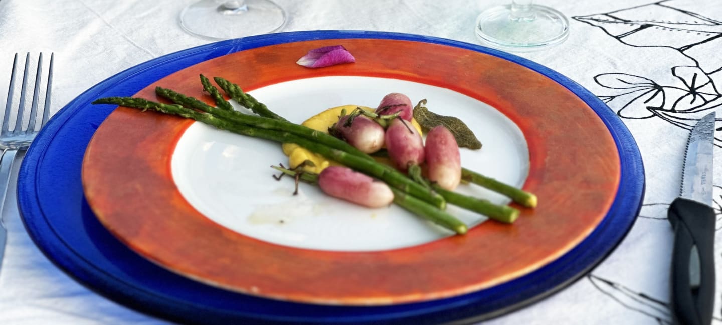 Paahdettua parsaa ja retiisejä salviahollandaisen kera
