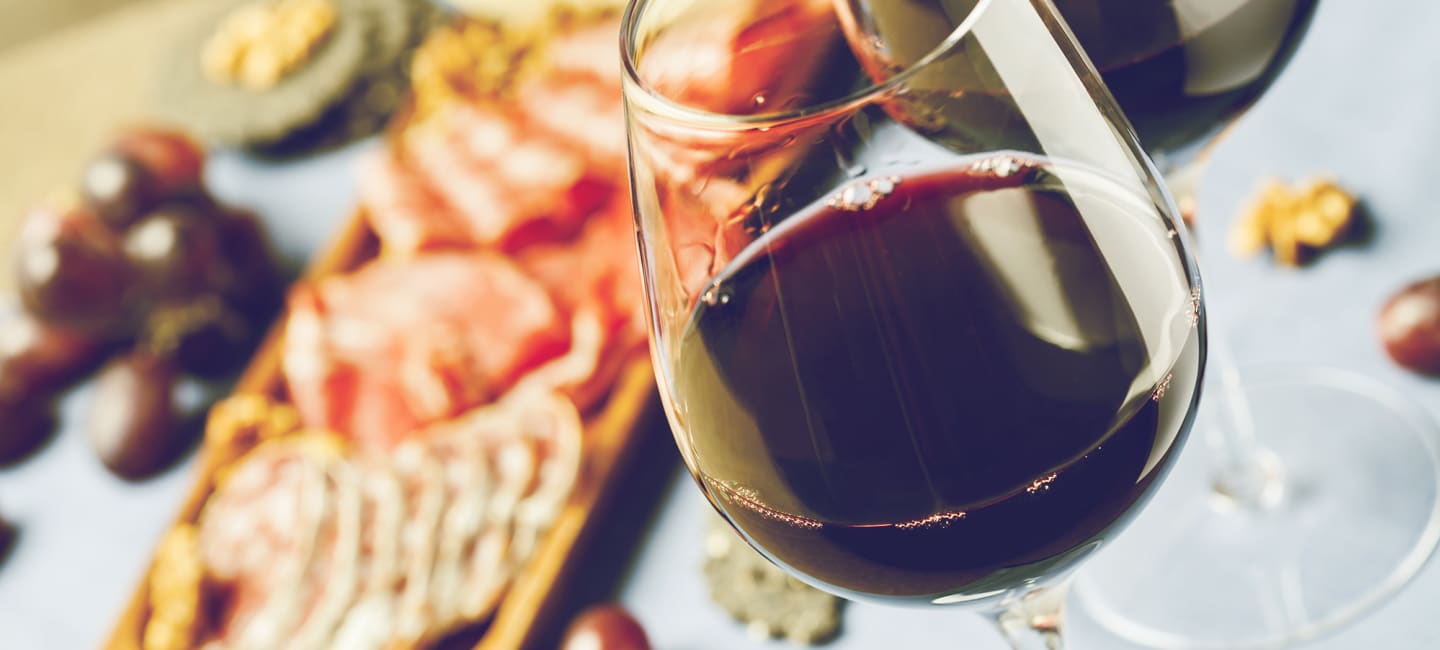 punaviinilasi ja antipasti