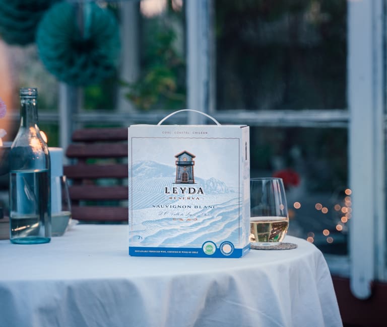 Leyda_sauvignon_blanc_hanaviini_pöydällä