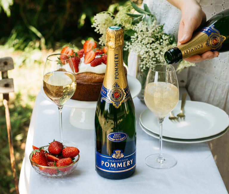 Pommery_Brut_samppanja_pöydällä_mansikoiden_kanssa