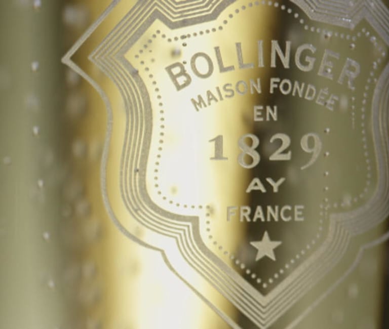 Bollinger logo kuohuviinilasissa