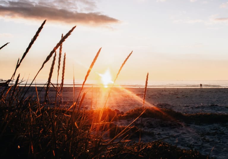 Sonnenuntergang an einem nordischen Strand