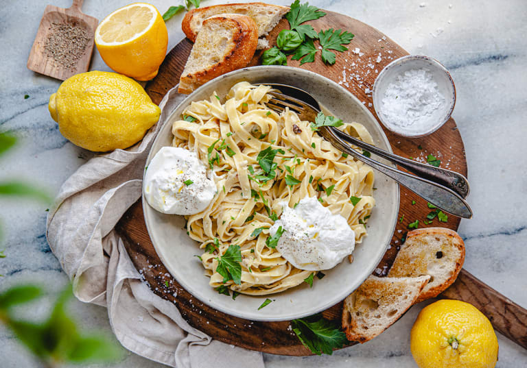 Pasta med kronärtskocka, citron och burrata | folk o folk