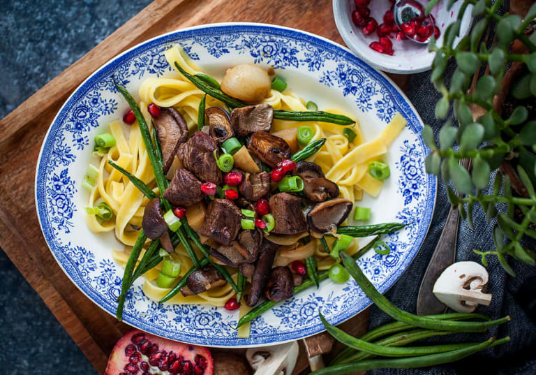 Vintrig pasta med biff, svamp och rotfrukter | folk o folk