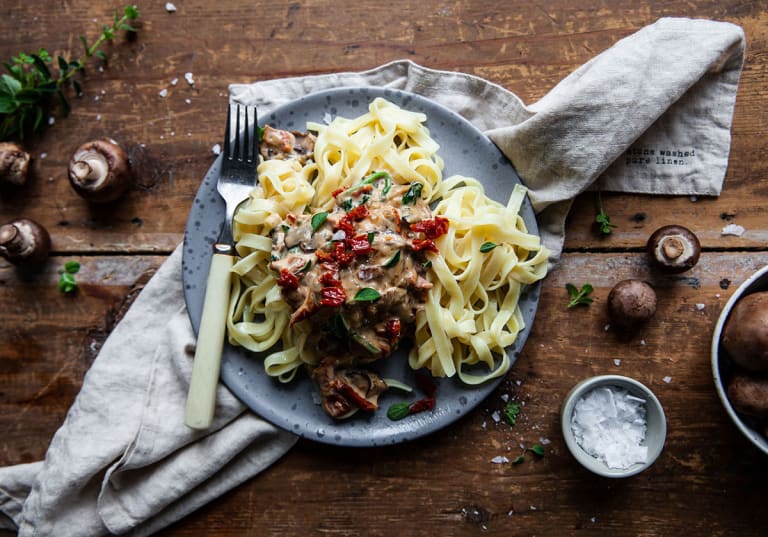 Pasta med krämig ädelostsås, soltorkade tomater och svamp | folk o folk