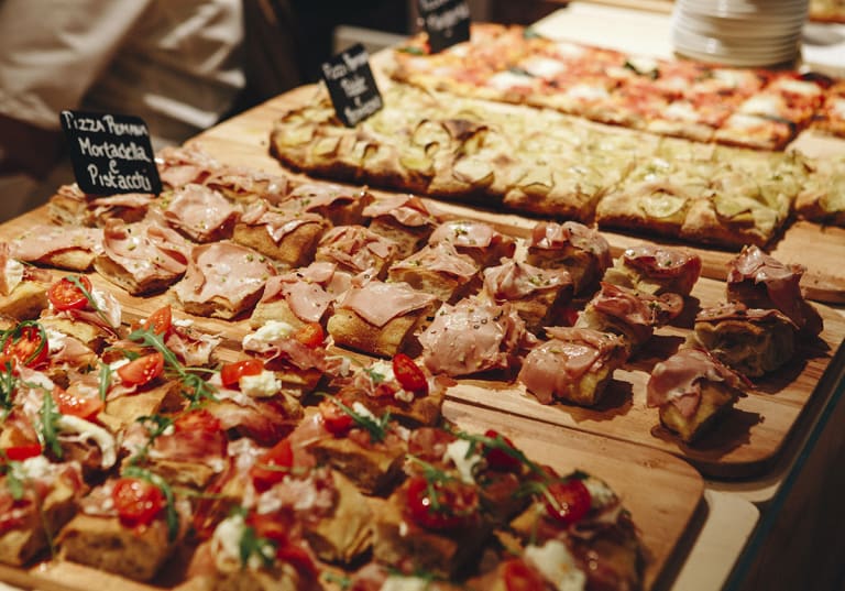 Snittar på italienska saluhallen Eataly i Stockholm