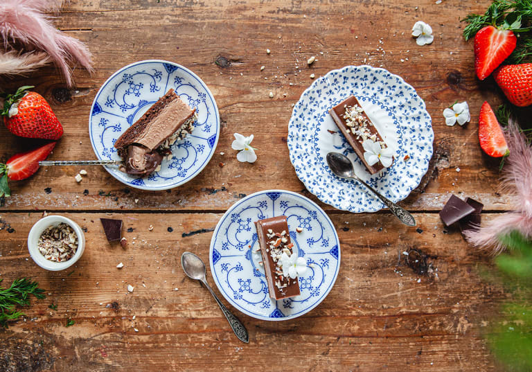 Chokladmoussebakelser med mandelbotten