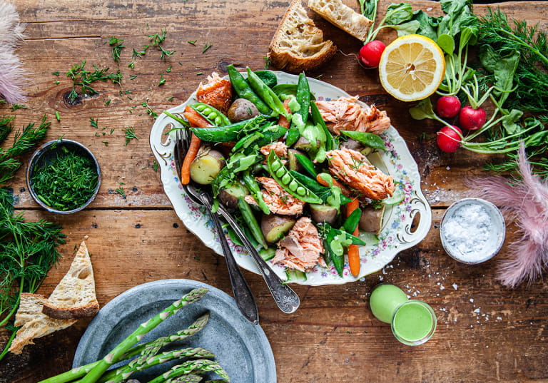 Sallad med varmrökt lax och primörer