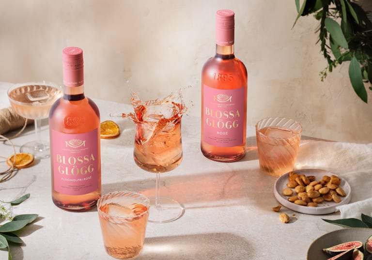 Blossa Rosé - med 10% alkohol samt alkoholfri på ett bord med glas.