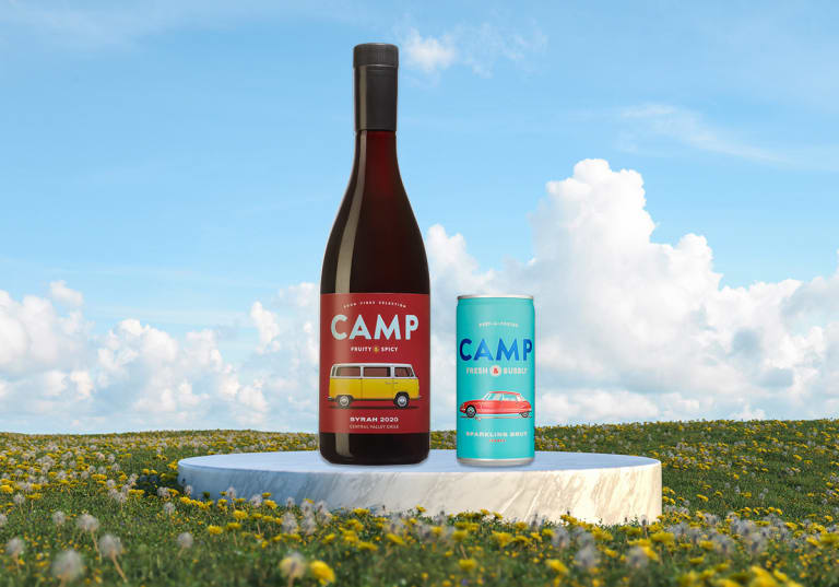 CAMP Syrah och CAMP Sparkling Brut på en sommaräng.