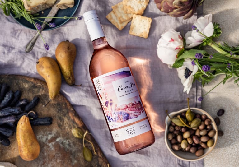 CHILL OUT Cuvée Rosé Pays d'Oc på linneduk med frukter och blommor