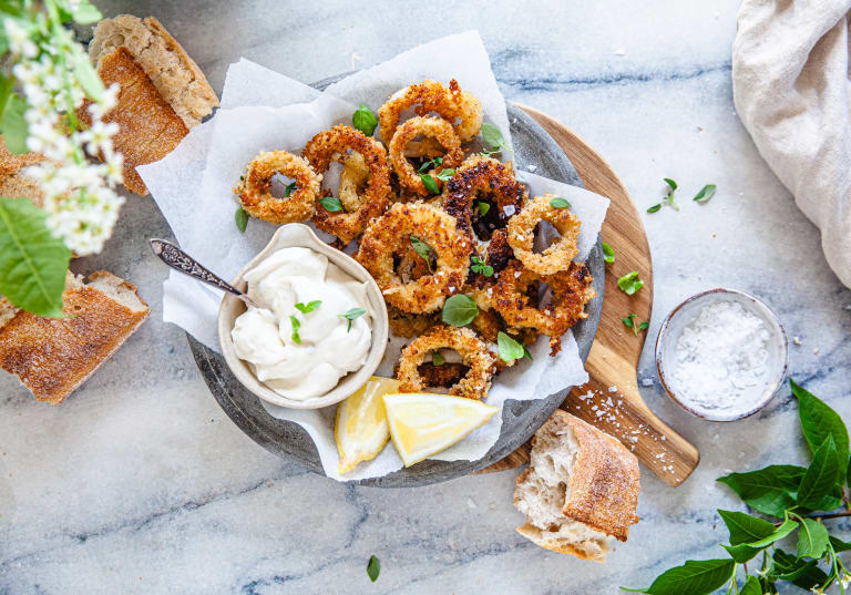 Calamari med aioli på marmorbord