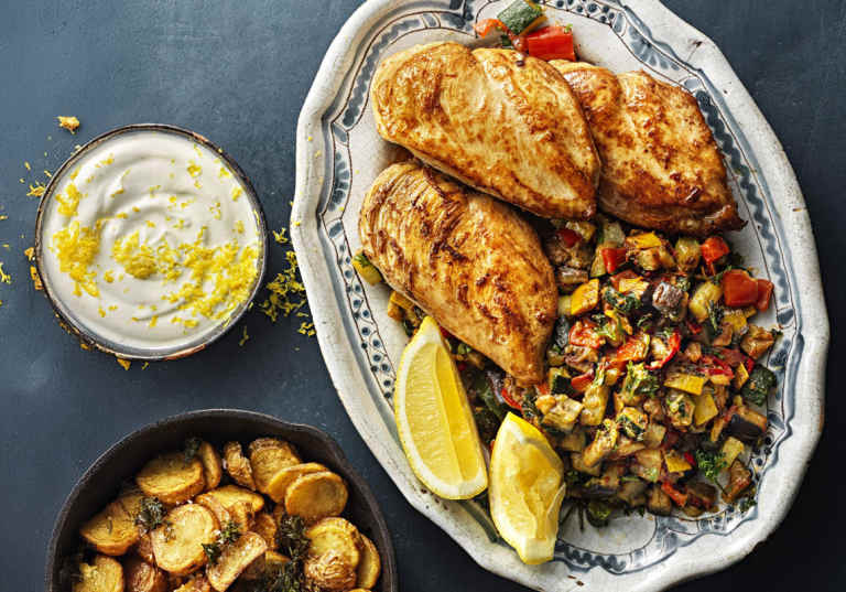 Kycklingfilé med ratatouille och råstekt potatis.