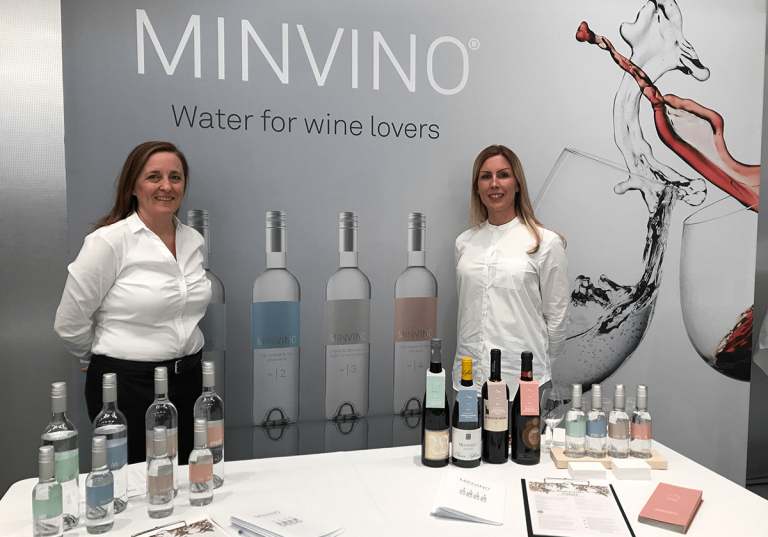 Jeanette och Petra från Minvino, vatten för vinälskare