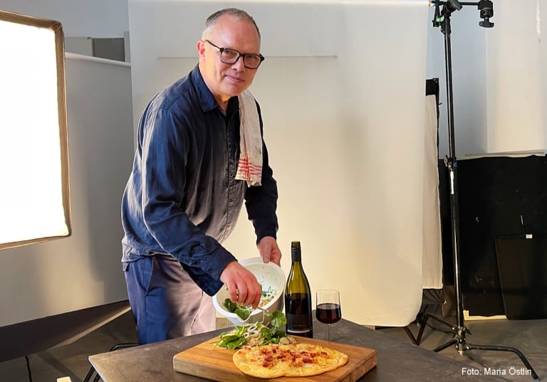 Niklas Hansen med flammkuchen och Kein Name Spätburgunder