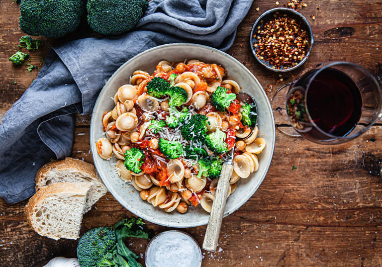 Orecchiette med broccoli och kikärtor 