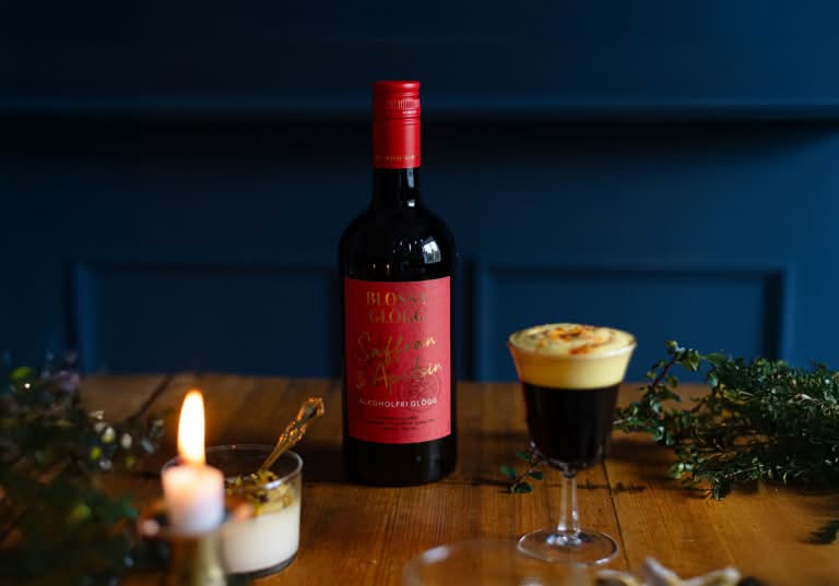 Varm Blossa glögg med saffran- och apelsingrädde.