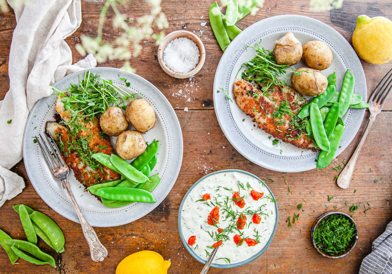 Smörstekt abborre med färskpotatis och gräddfilssås.