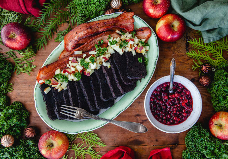 Julkryddad blodpudding med stekt fläsk och glöggmarinerade lingon.