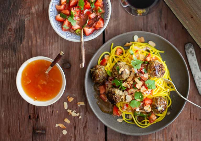 Bobotie-köttbullar med gul pasta och tomatsalsa