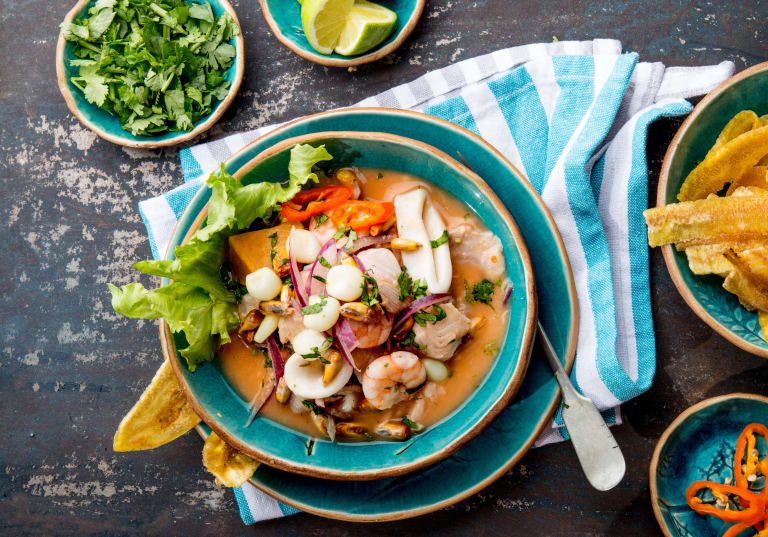 Ceviche med marinerad torsk och skaldjur samt lime och chili.