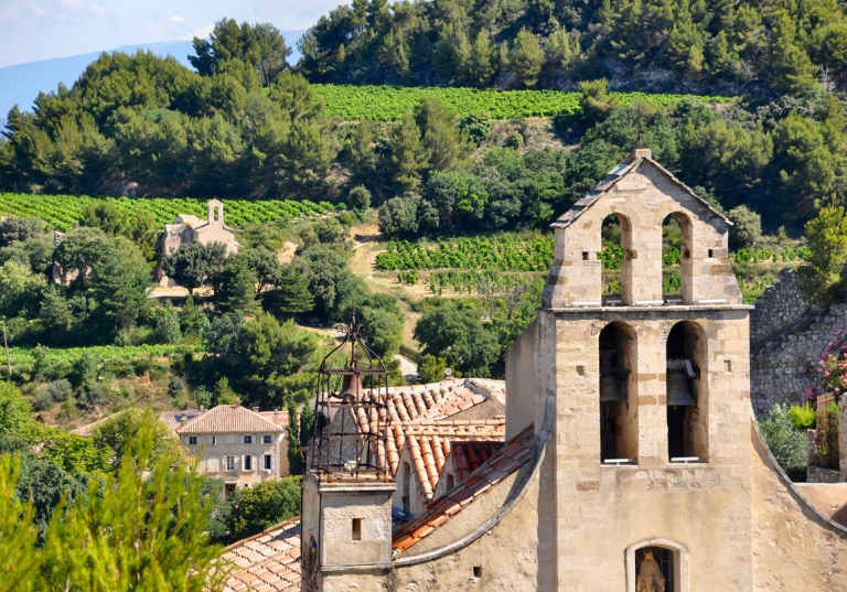 Fasad av en kyrka i Côte du Rhône Village, 