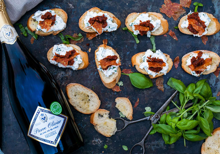 Crostini med ricotta, soltorkade tomater och salamichips