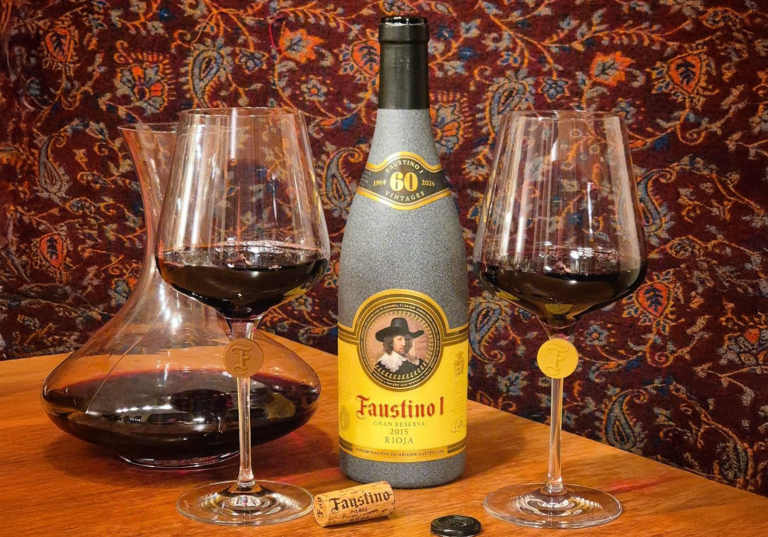 Faustino I Gran Reserva på bord med glas.