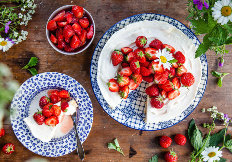 Flädercheesecake med marinerade jordgubbar.