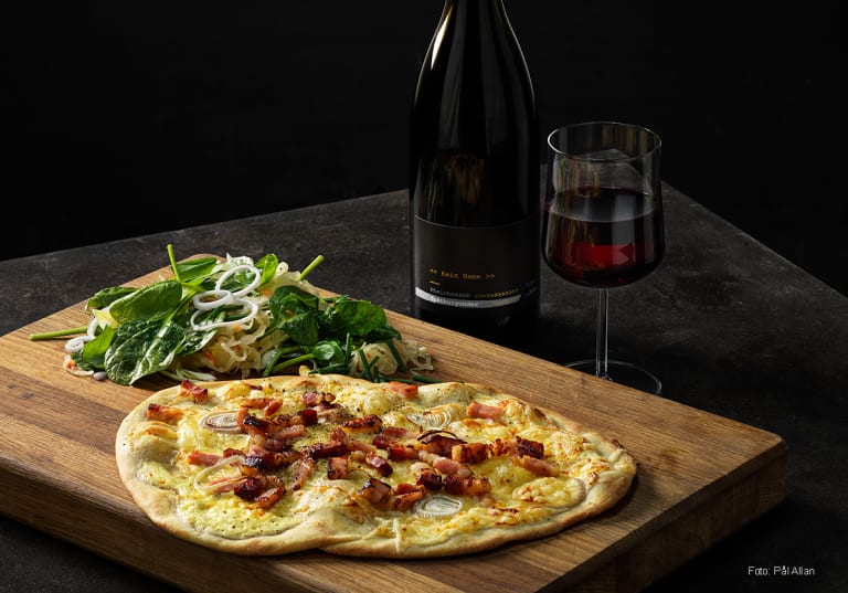 Flammkuchen med kålsallad och Kein Name Spätburgunder