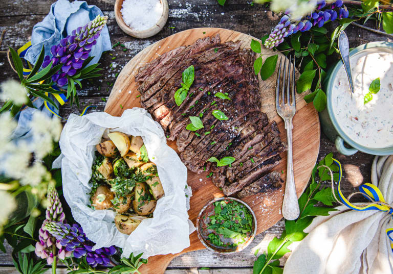 Flapsteak med färskpotatis och sås.