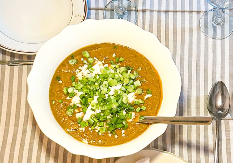 Gazpacho med basilika.