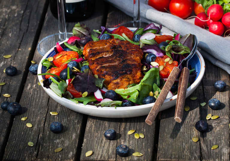 Grillad entrecôte med sallad och blåbärsvinägrett