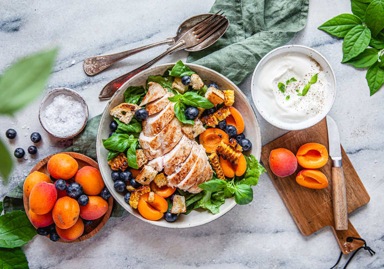 Grillad kycklingsallad med getostkräm på marmorbord