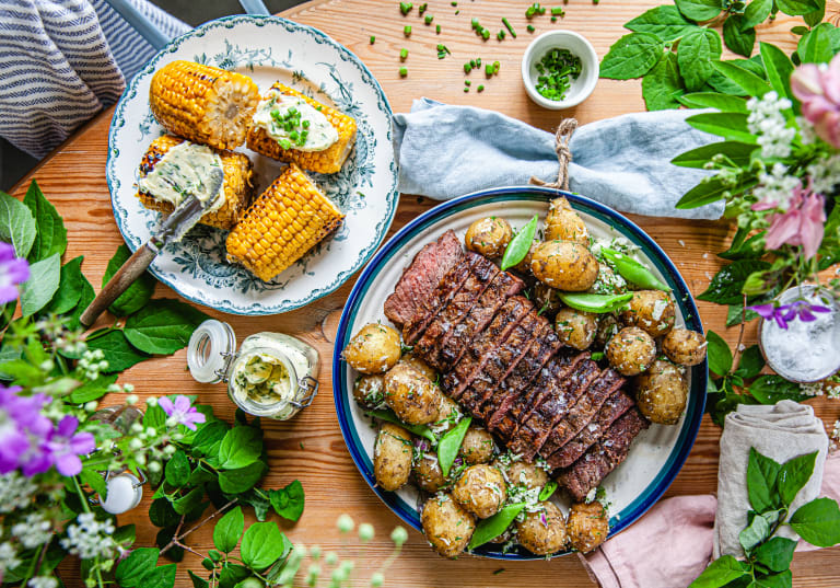 Grillad ryggbiff med grillad majs, örtsmör och parmesanslungad färskpotatis