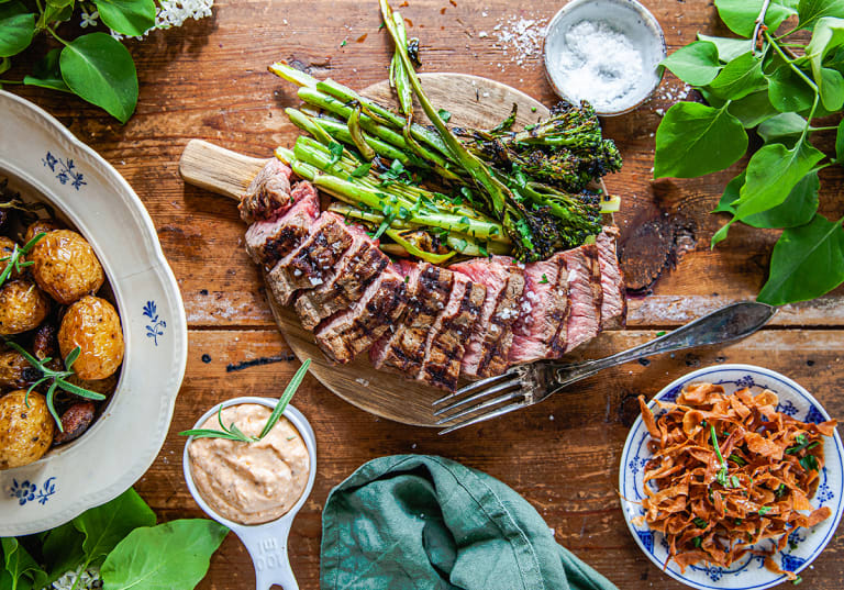 Grillad ryggbiff med confiterad potatis, sotad sparrisbroccoli och friterad palsternacka 