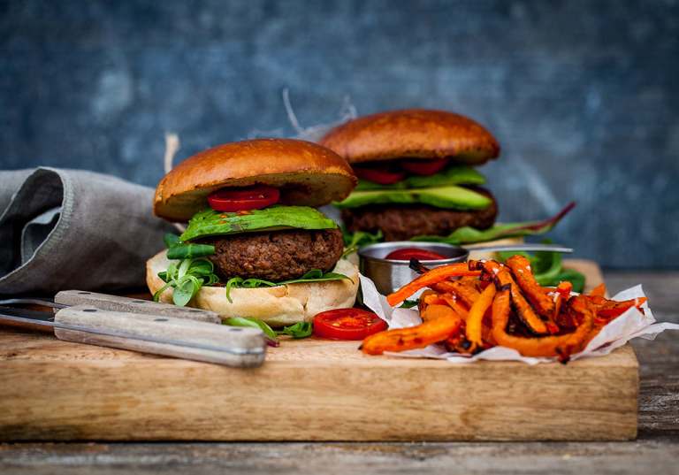Hamburgare med ugnsrostade morotsstavar