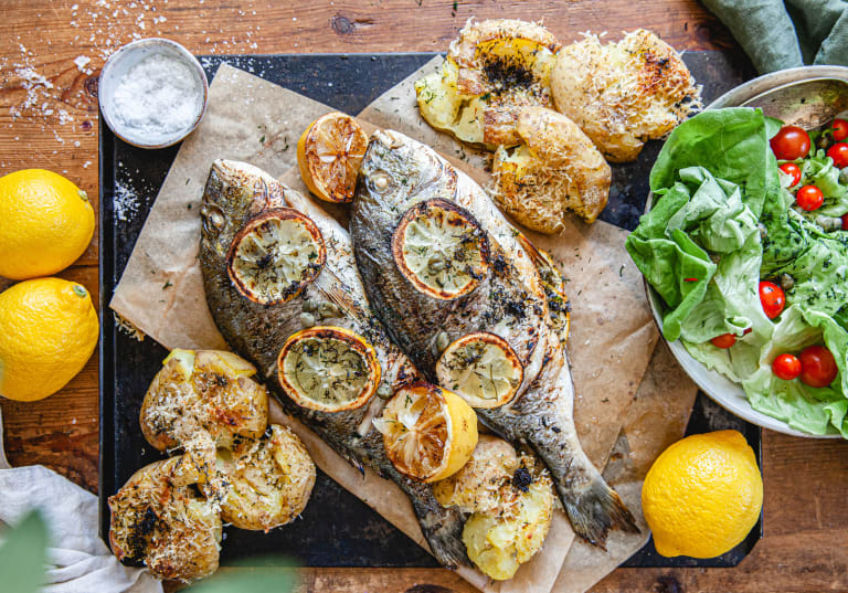 Helgrillad fisk med krossad potatis och kaprisdressing.