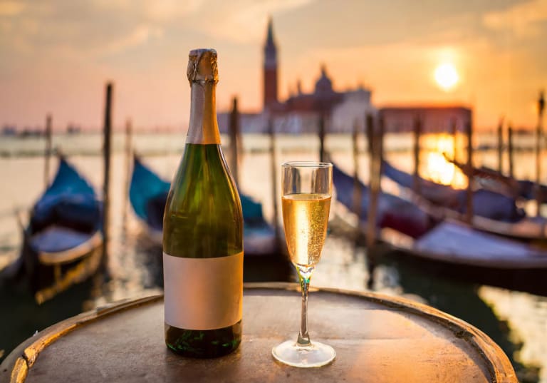 Mousserande vin från Italien med Venedig i bakgrunden.