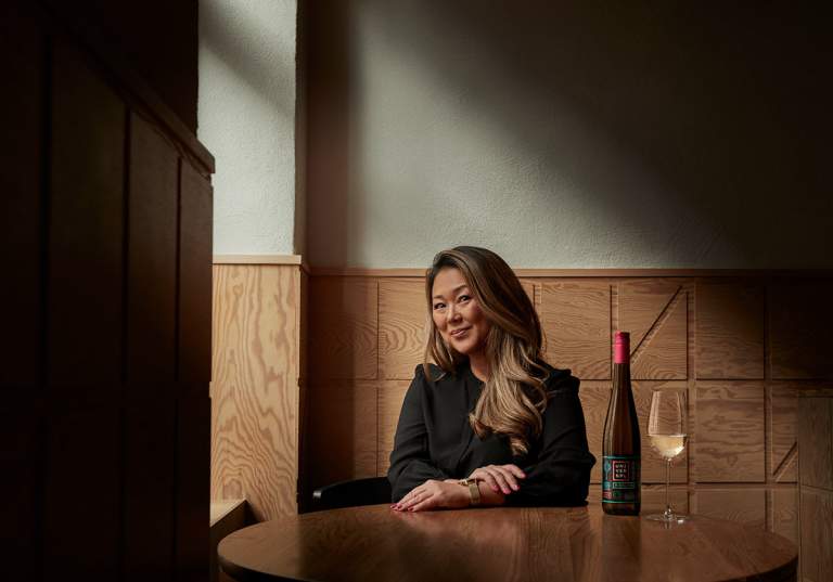 Jennie Walldén med sitt eget vin Universal Riesling