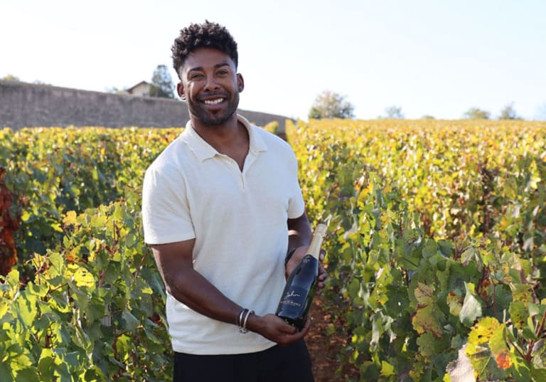 John Lundvik med en flaska av bubblet Pour Toi.