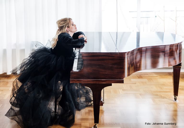 Julia Frej vid ett piano