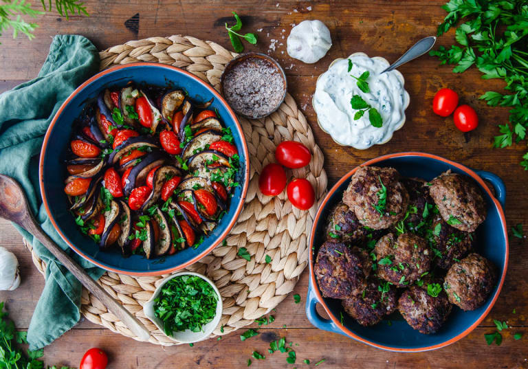 Kalvfärsbiffar med ratatouille och myntayoghurt.