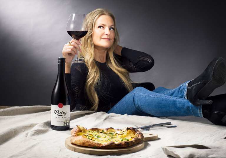 Laila Bagge med Ruby Pinot Noir.